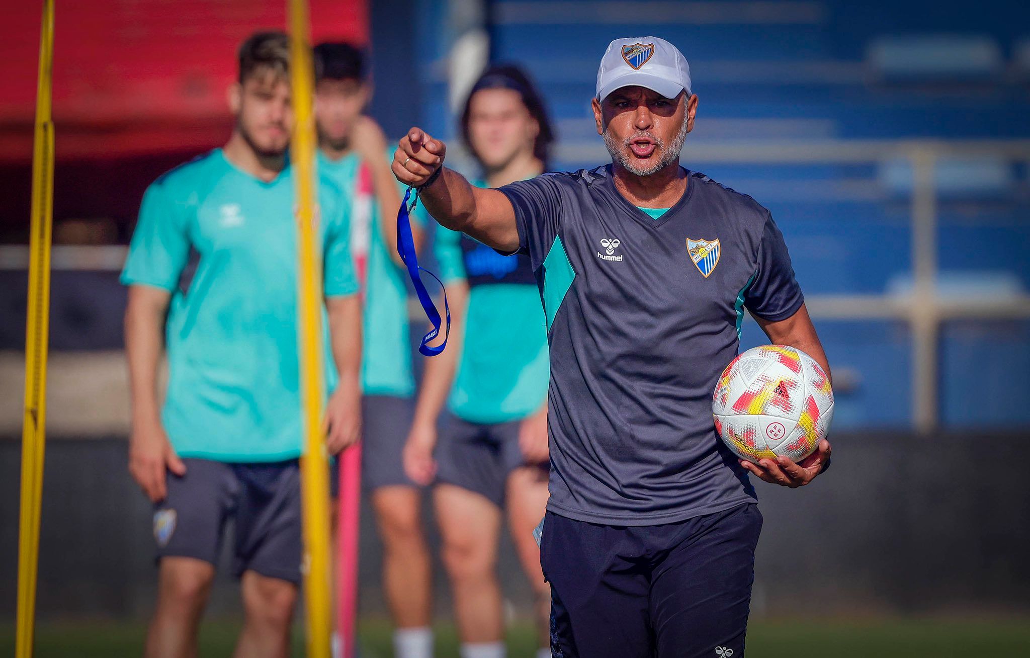  Sergio Pellicer da órdenes a sus jugadores en un entrenamiento.
