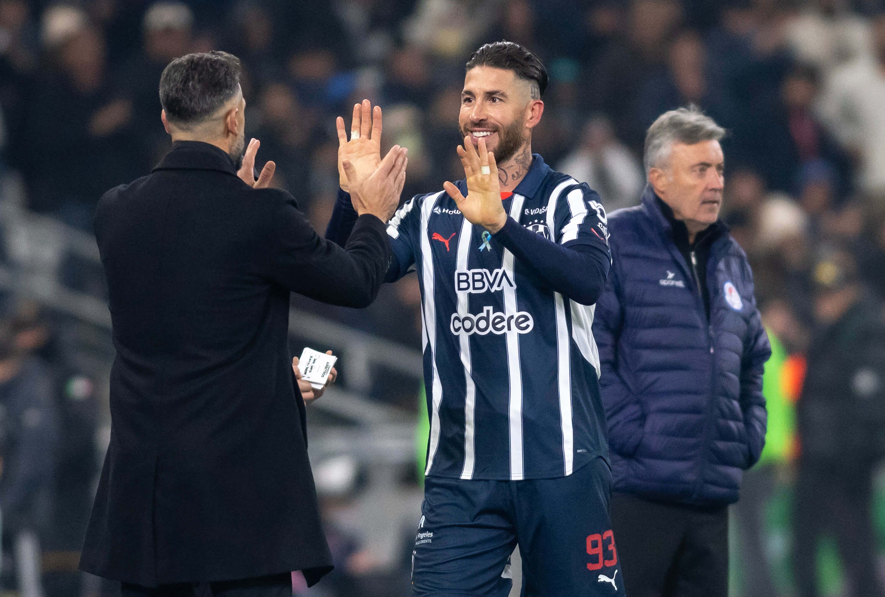  Sergio Ramos saluda a Martin Demichelis, tras su debut con Rayados de Monterrey.