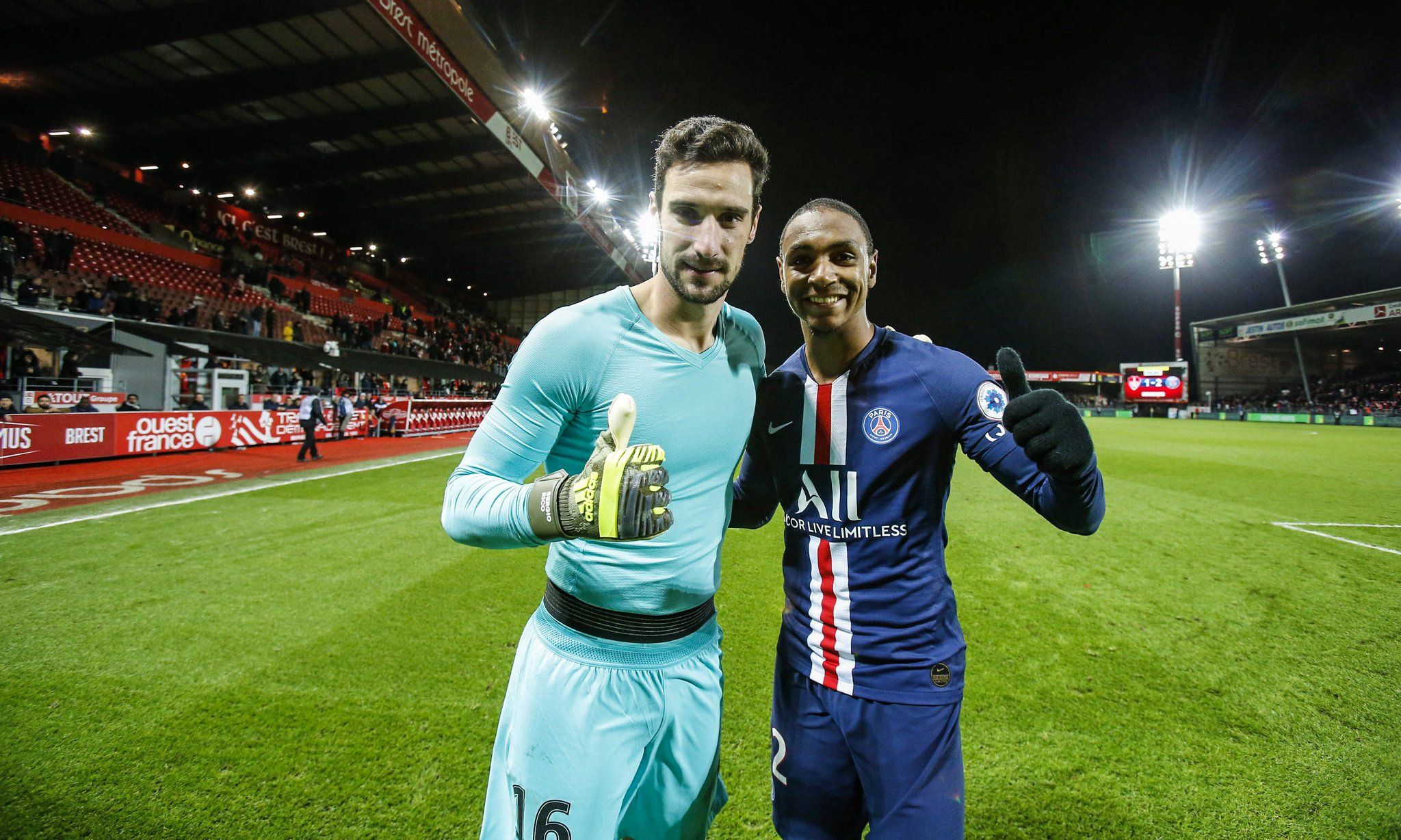  Sergio Rico, junto a Abdou Diallo, tras su debut con el PSG.