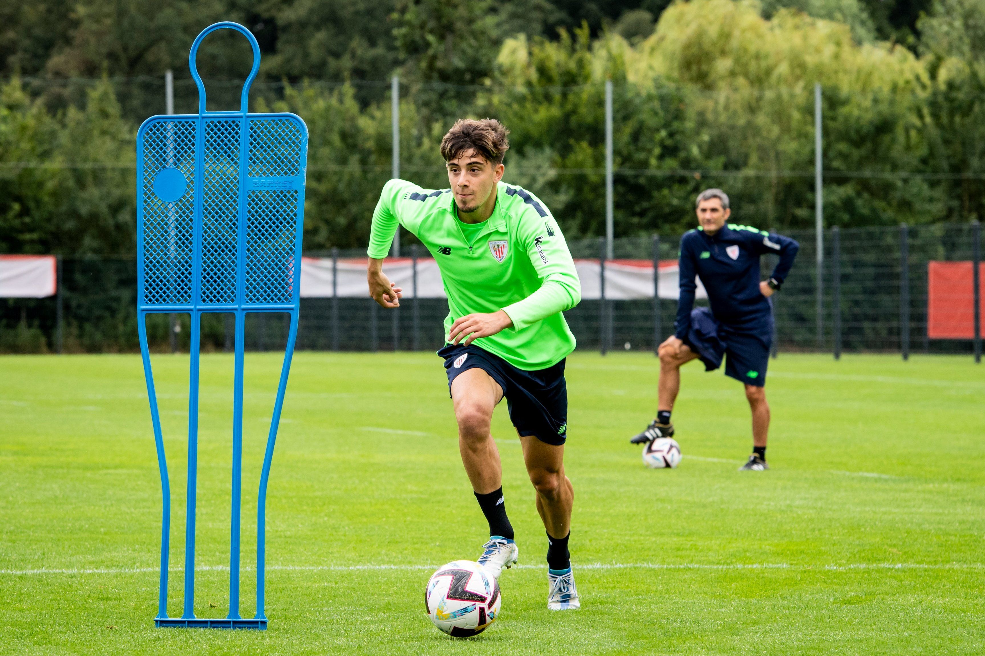  Acción de Nico Serrano en Alemania ante la mirad de Ernesto Valverde.
