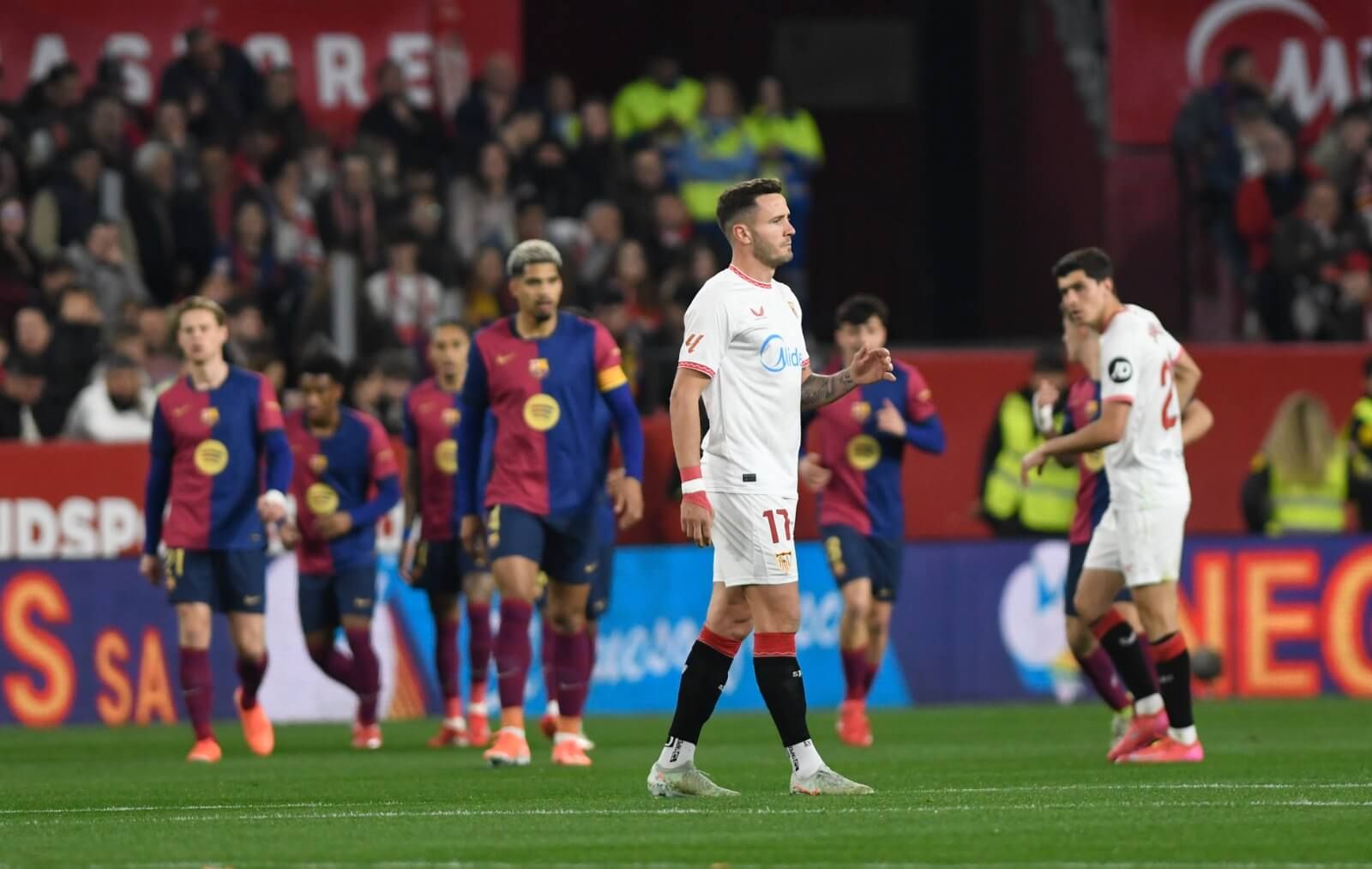  Saúl Ñíguez lamenta uno de los goles del FC Barcelona en Nervión.