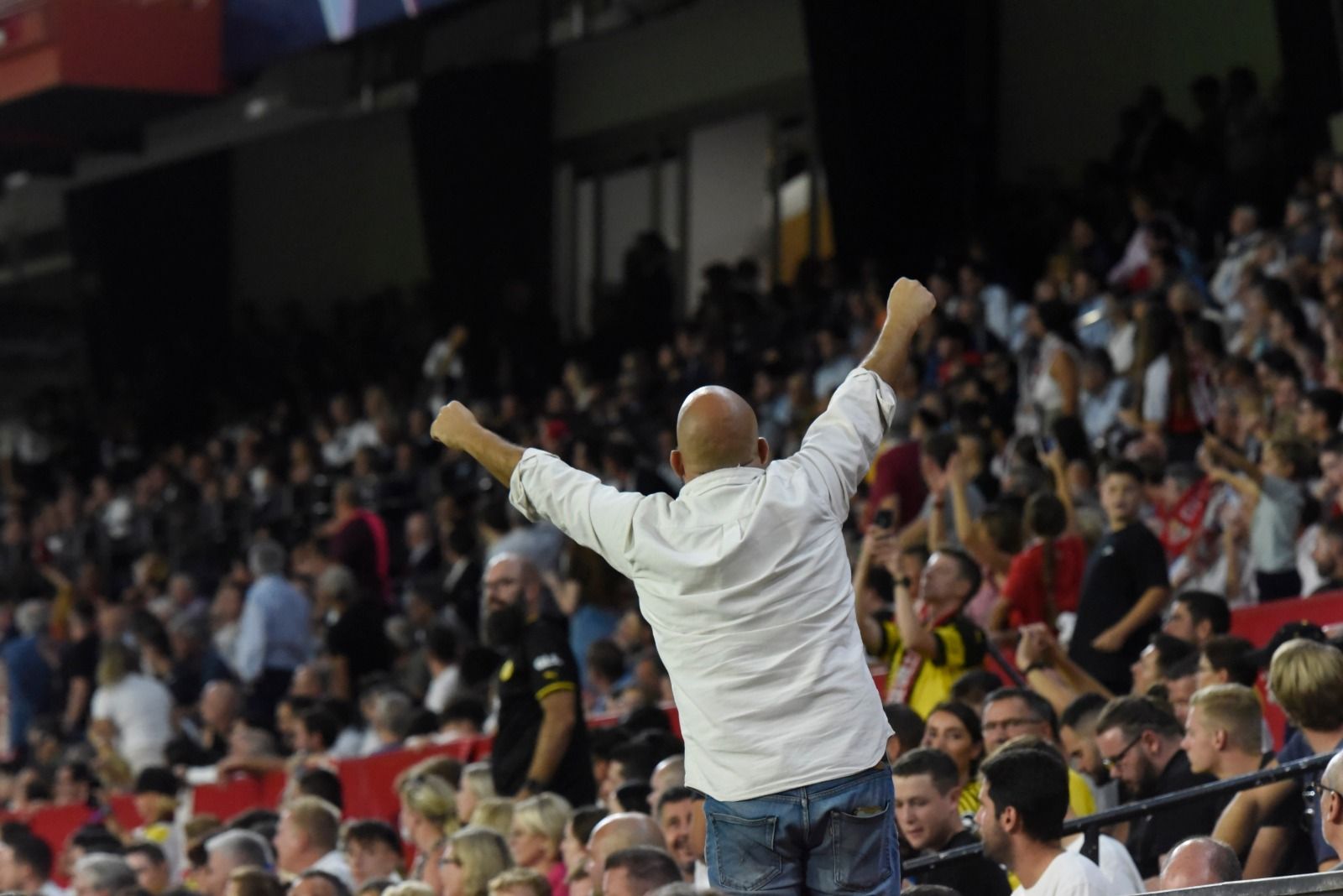 Un aficionado protesta al palco durante un partido del Sevilla.