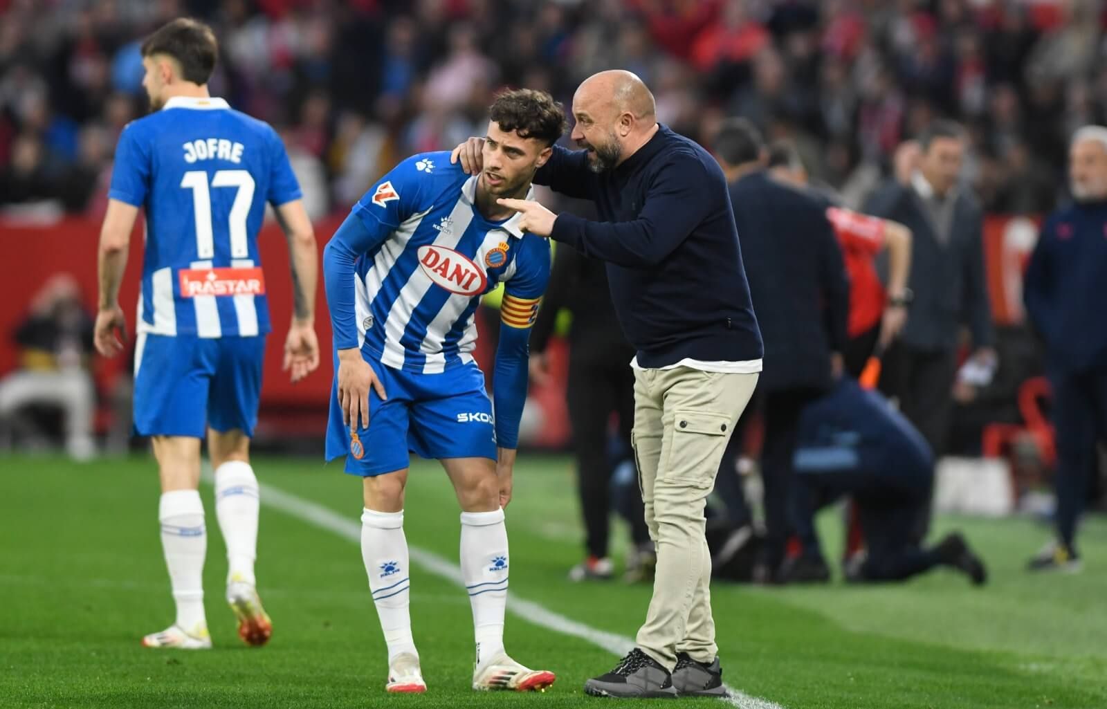  Javi Puado y Manolo González, en el Sevilla-Espanyol.
