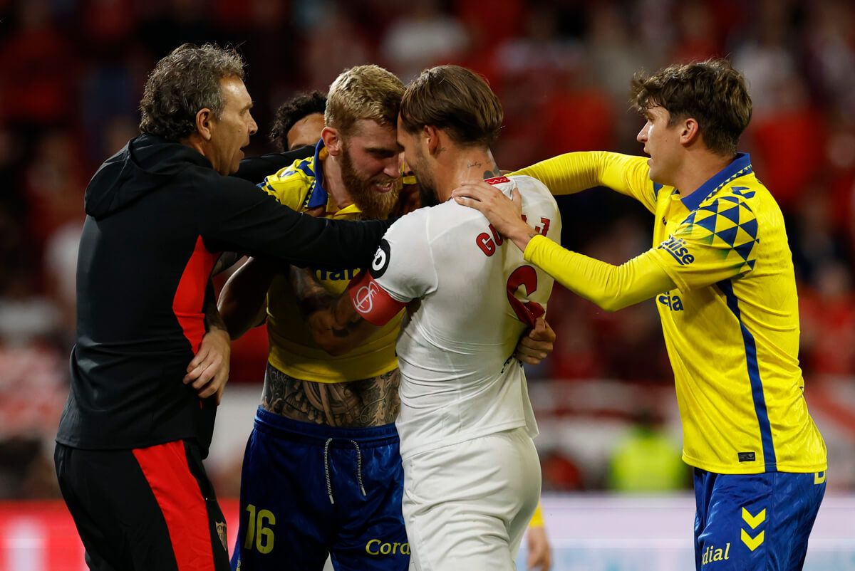 Oliver McBurnie y Nemanja Gudelj se encaran en el Sevilla-Las Palmas.