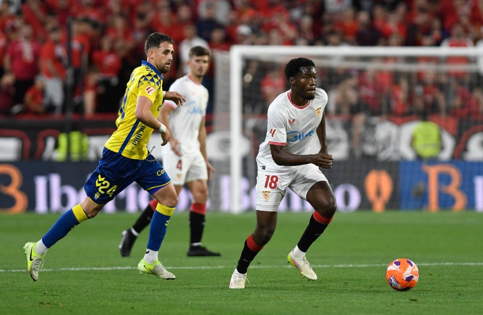 Januzaj y Agoumé, en el Sevilla-Las Palmas.