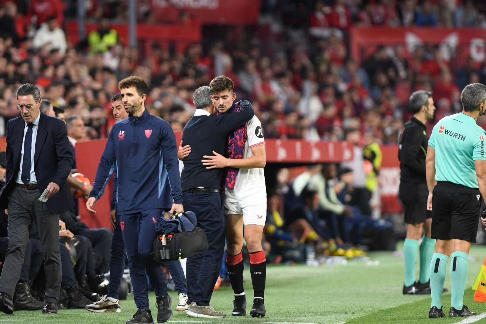  Kike Salas se retira lesionado del Sevilla-Las Palmas.