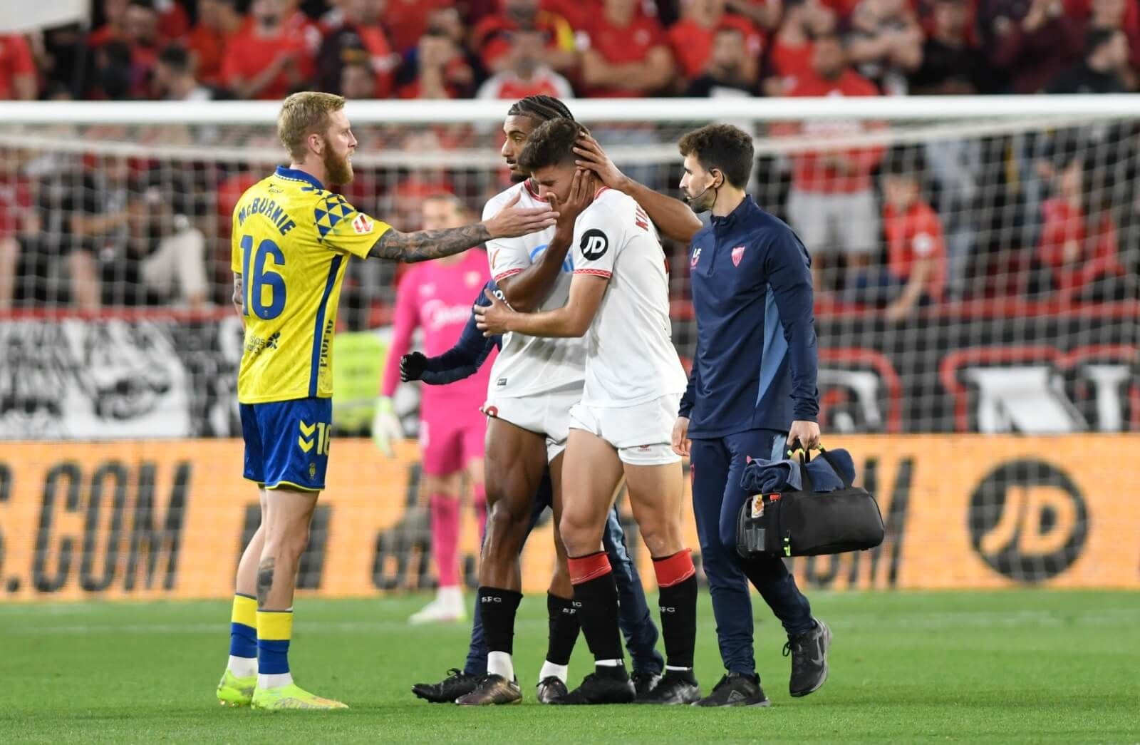  Kike Salas, consolado por Badé y McBurnie tras lesionarse.