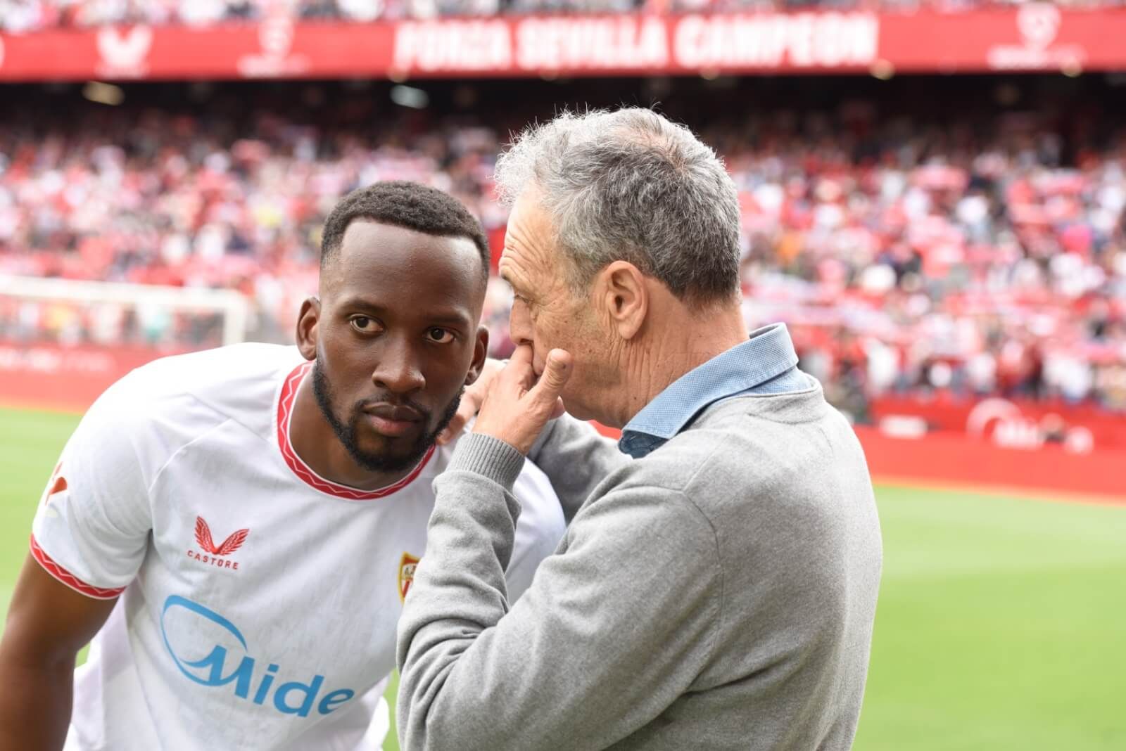  Joaquín Caparrós habla con Lukebakio en el Sevilla-Leganés.