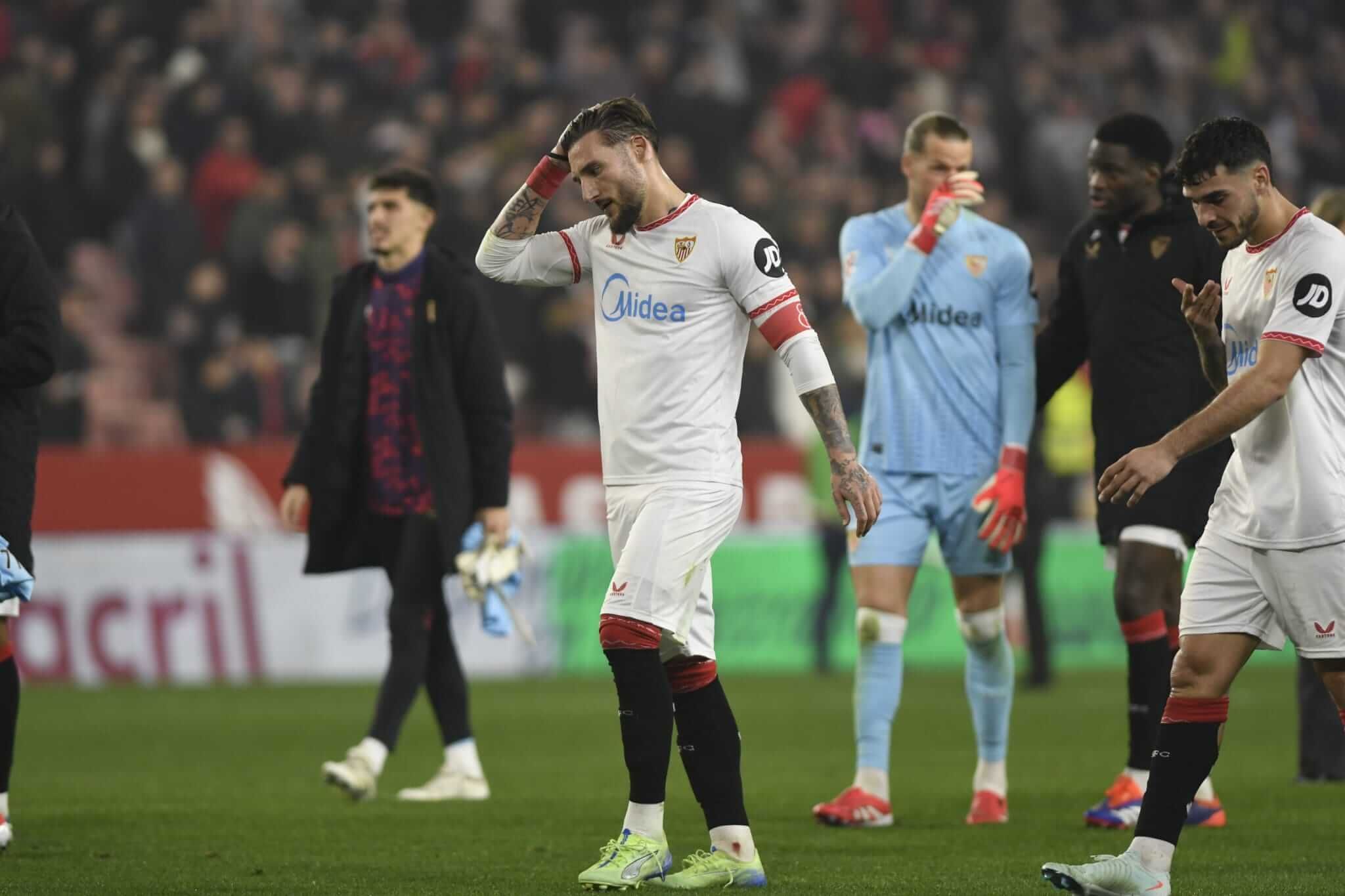  Los jugadores del Sevilla, tras el empate ante el Valencia.