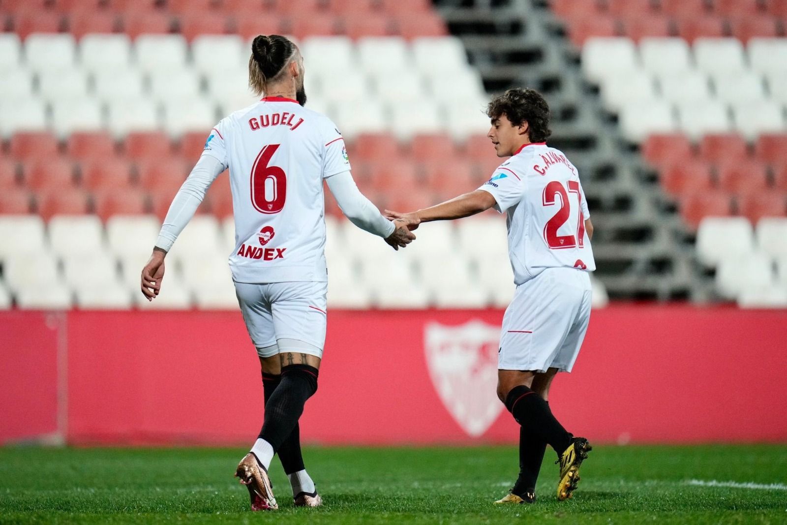 Gudelj y Carlos Álvarez celebran el gol del serbio.