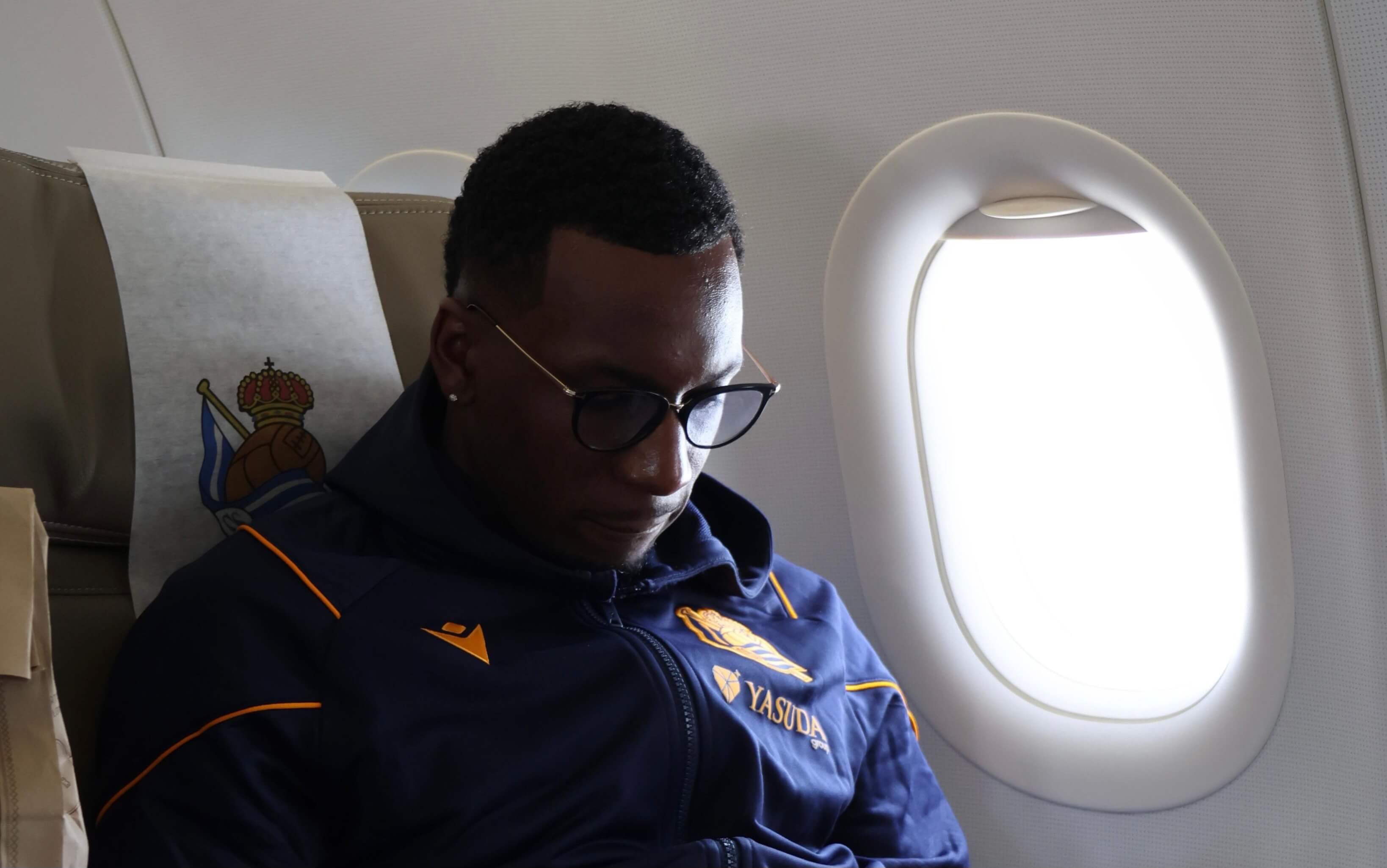 Sheraldo Becker en el avión rumbo a Japón (Foto: Real Sociedad).