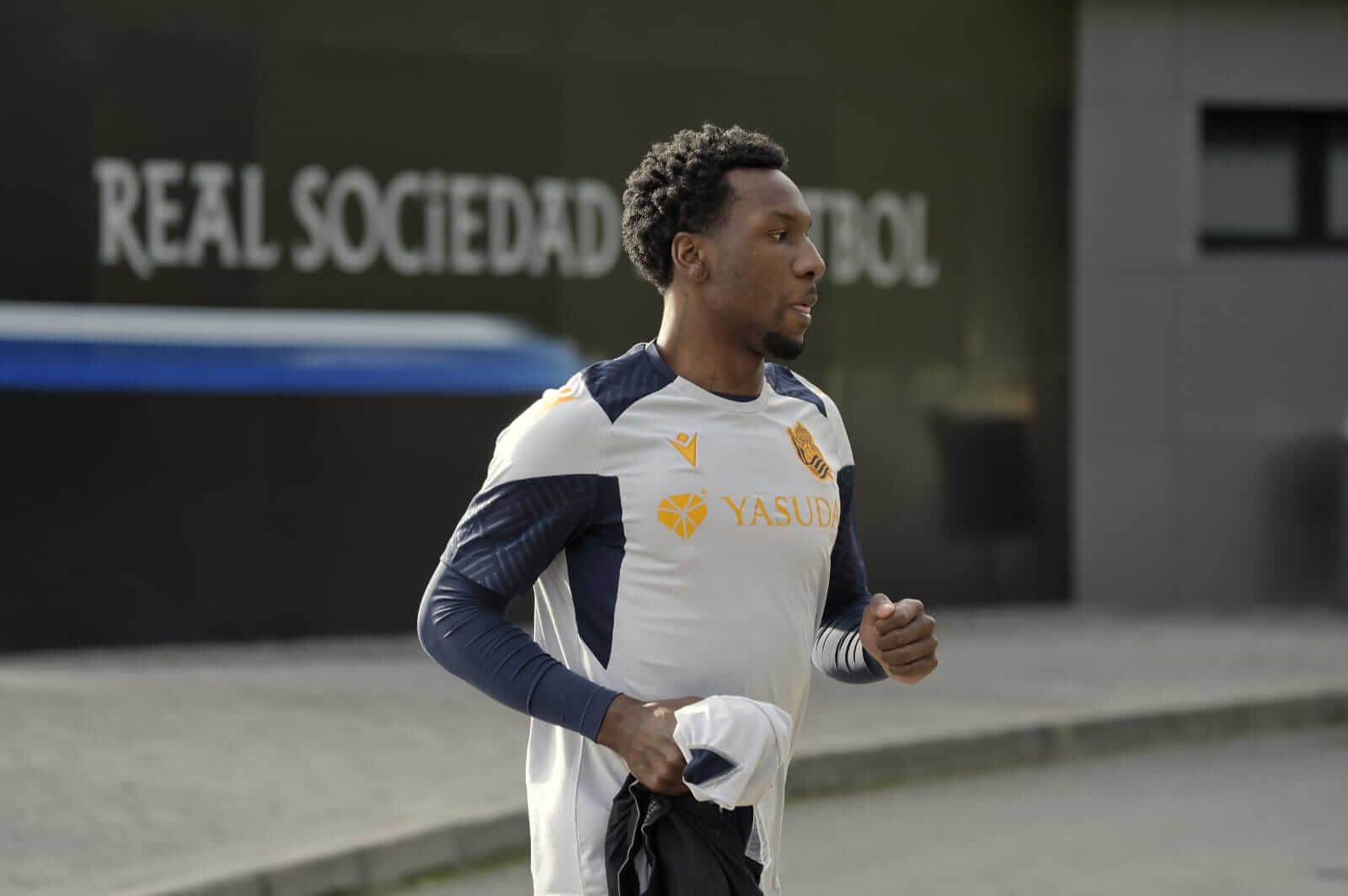 Sheraldo Becker, en un entrenamiento en Zubieta.