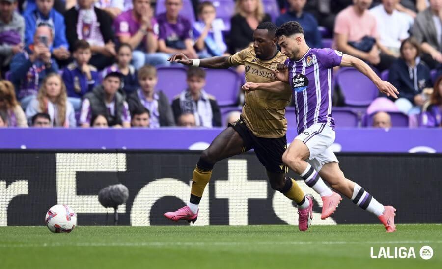  Sheraldo Becker en un lance del Valladolid-Real Sociedad.