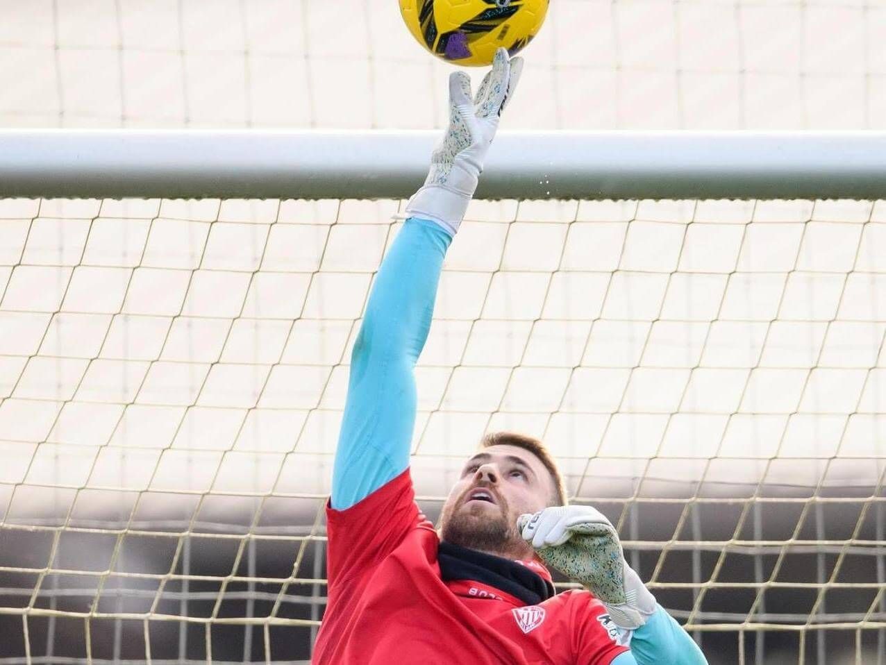  El guardameta Unai Simón se entrena en Lezama.