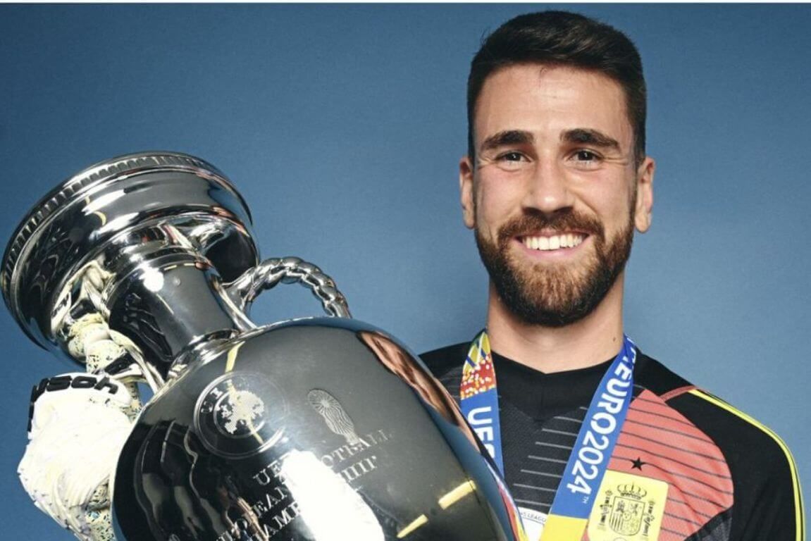Unai Simón, con el trofeo de la Eurocopa de Alemania 2024.