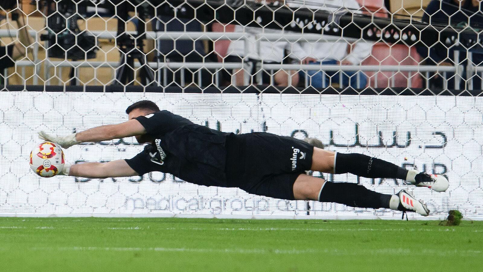 Vuelo del meta Unai Simón en la semifinal de la Supercopa frente al Barça.