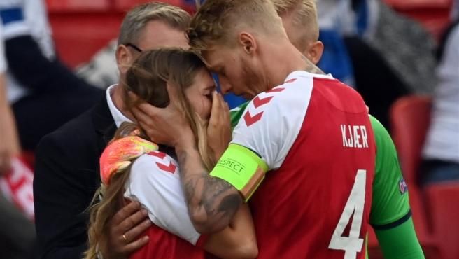  Kjaer, consolando a una familiar de Eriksen en el primer partido de la Eurocopa.