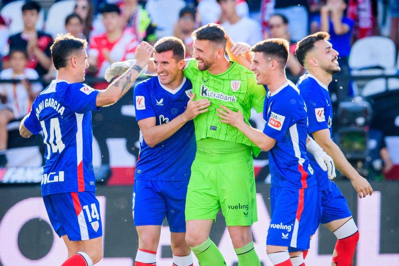  Unai Simón, felicitado tras ganar el Trofeo Zamora en el partido ante el Rayo en Vallecas.
