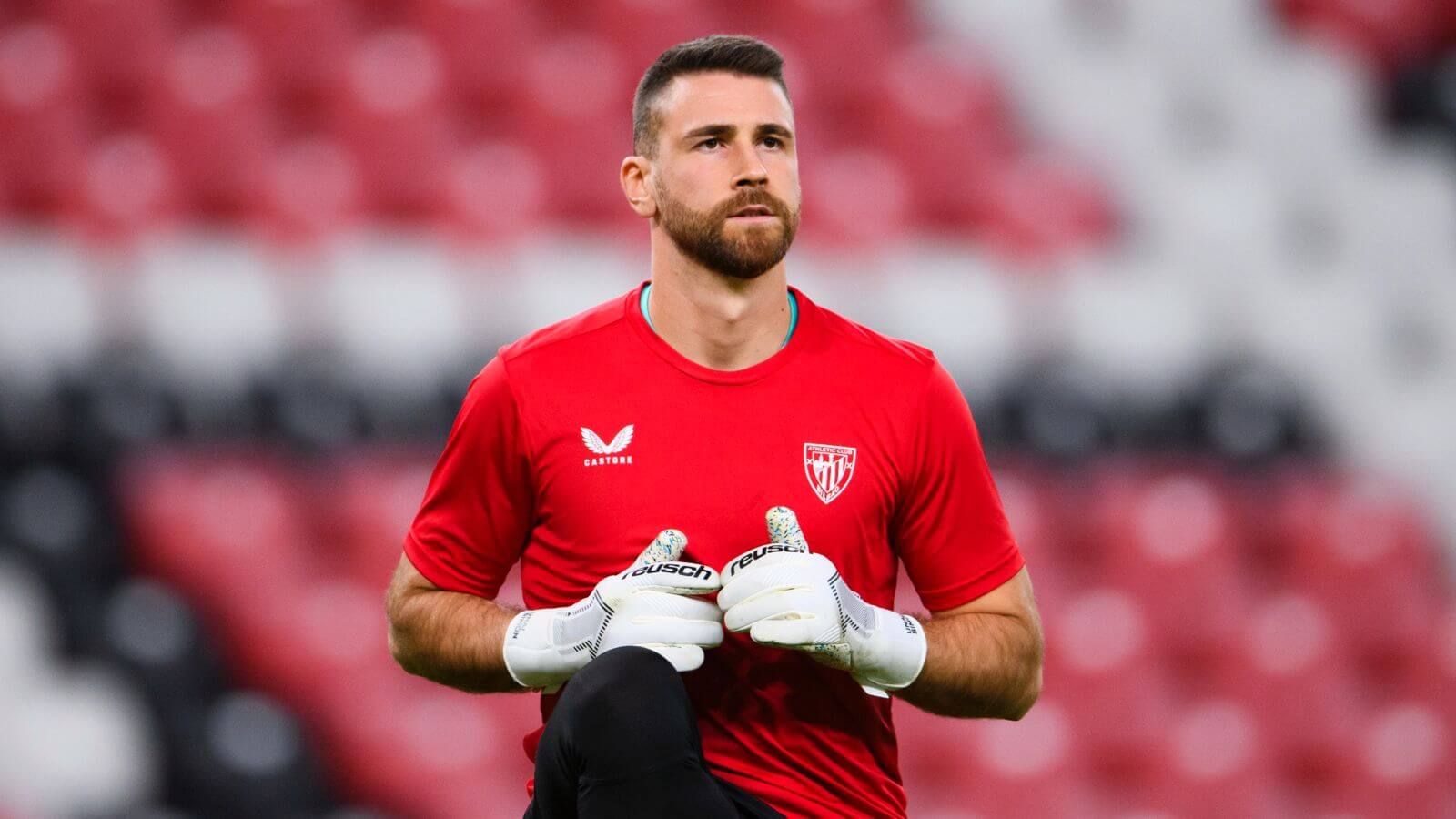  Unai Simón calienta ante el IF Elfsborg en San Mamés.