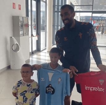  Borja Iglesias con dos jóvenes aficionados del Celta.