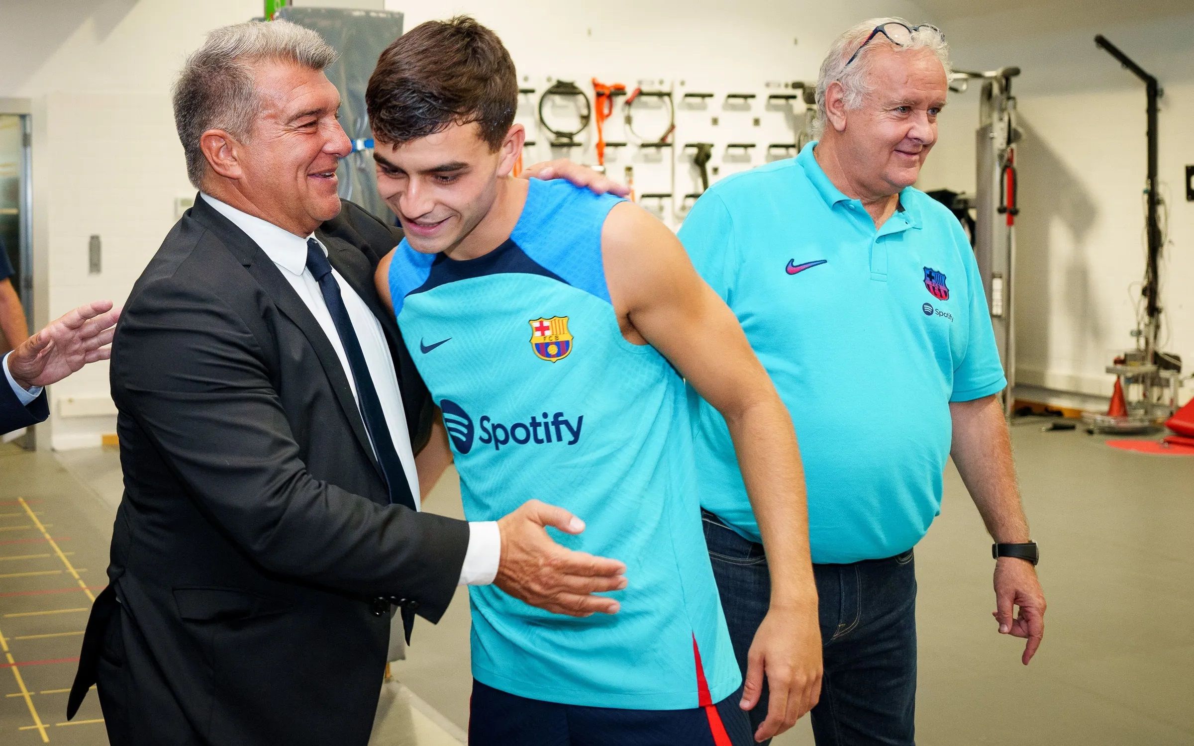  Joan Laporta saluda a Pedri en el vestuario del Barcelona.