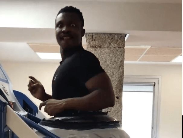  Joseph Aidoo en una cinta antigravedad.