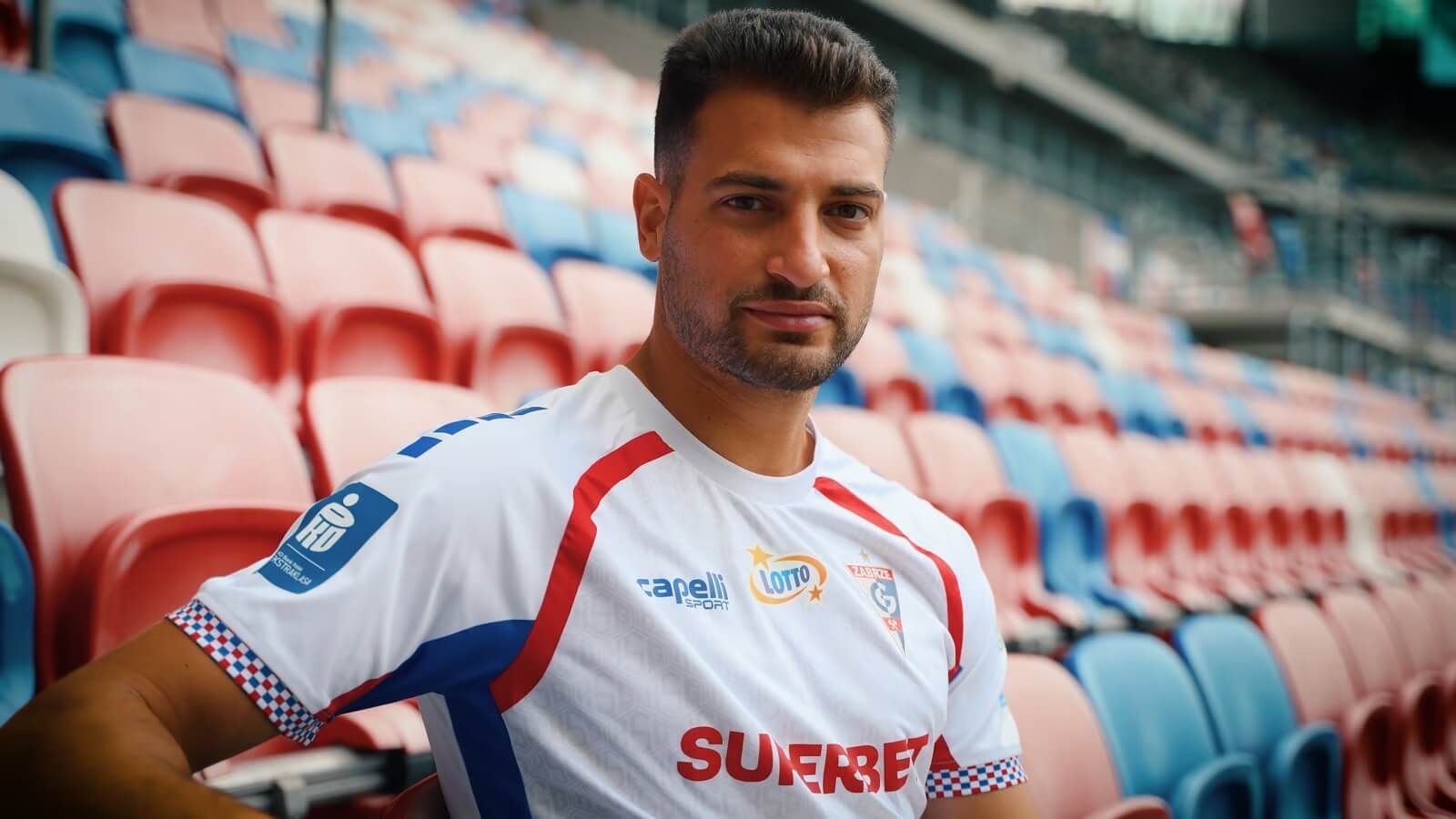 Sinan Bakis, con su nuevo club (Foto: Górnik Zabrze).