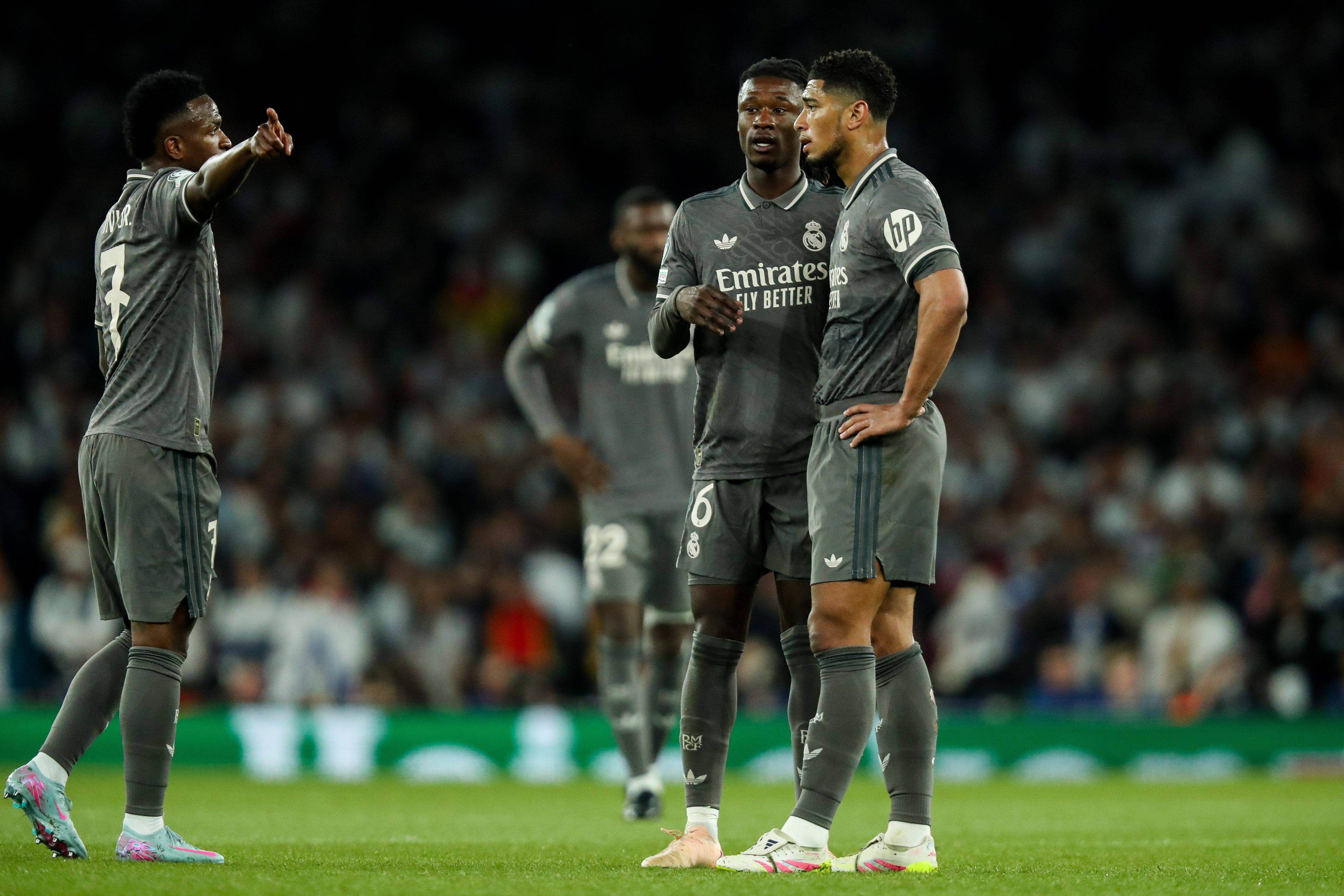 Vinicius y Bellingham hablando en un partido de Champions League (Cordon Press)