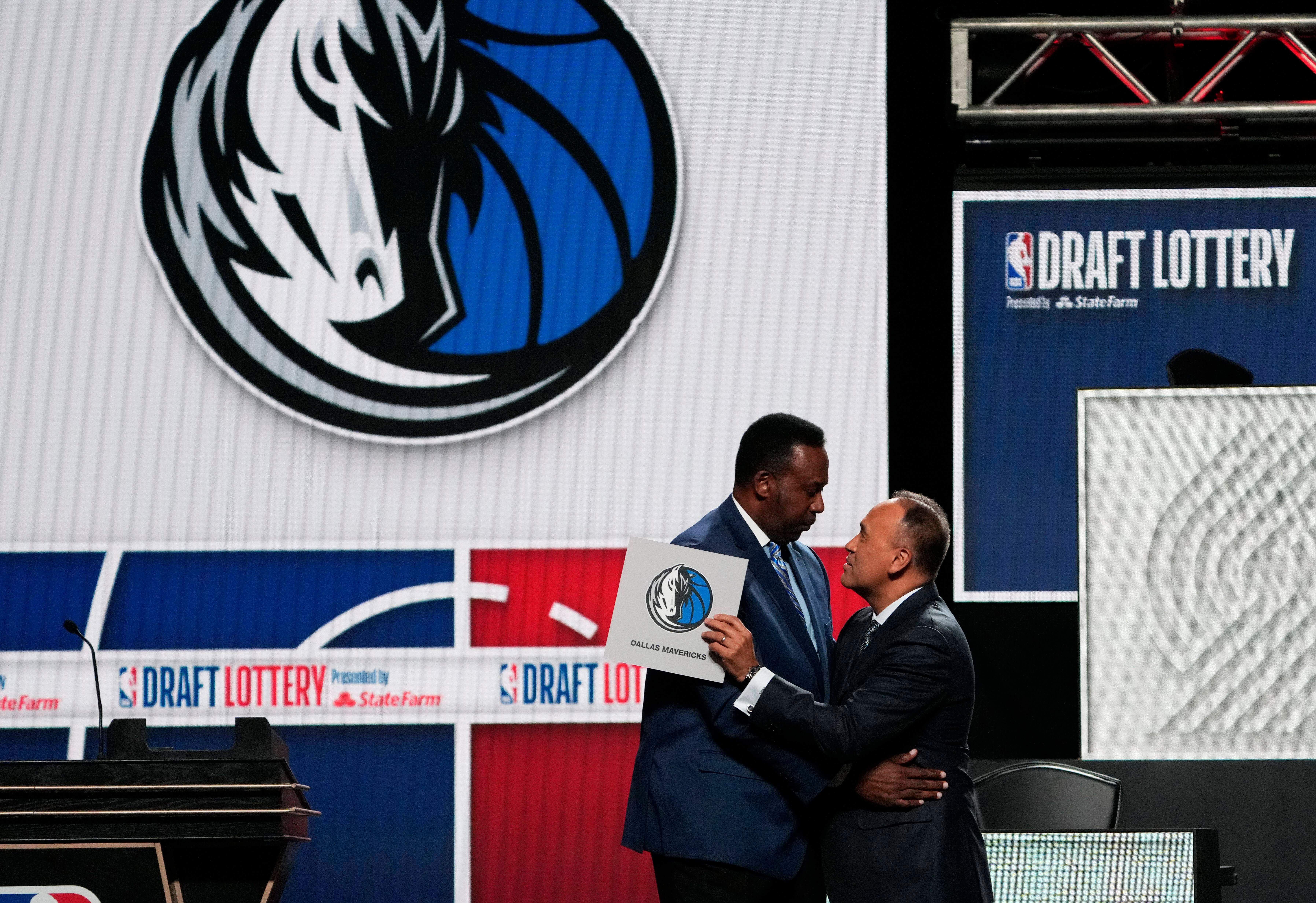  Momento de Dallas Mavericks en el sorteo del draft