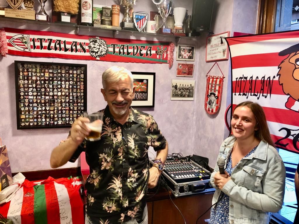  Carlos Sobera y Oihane Irazu en la entrega de la Peña Athletic Itzalan Taldea.