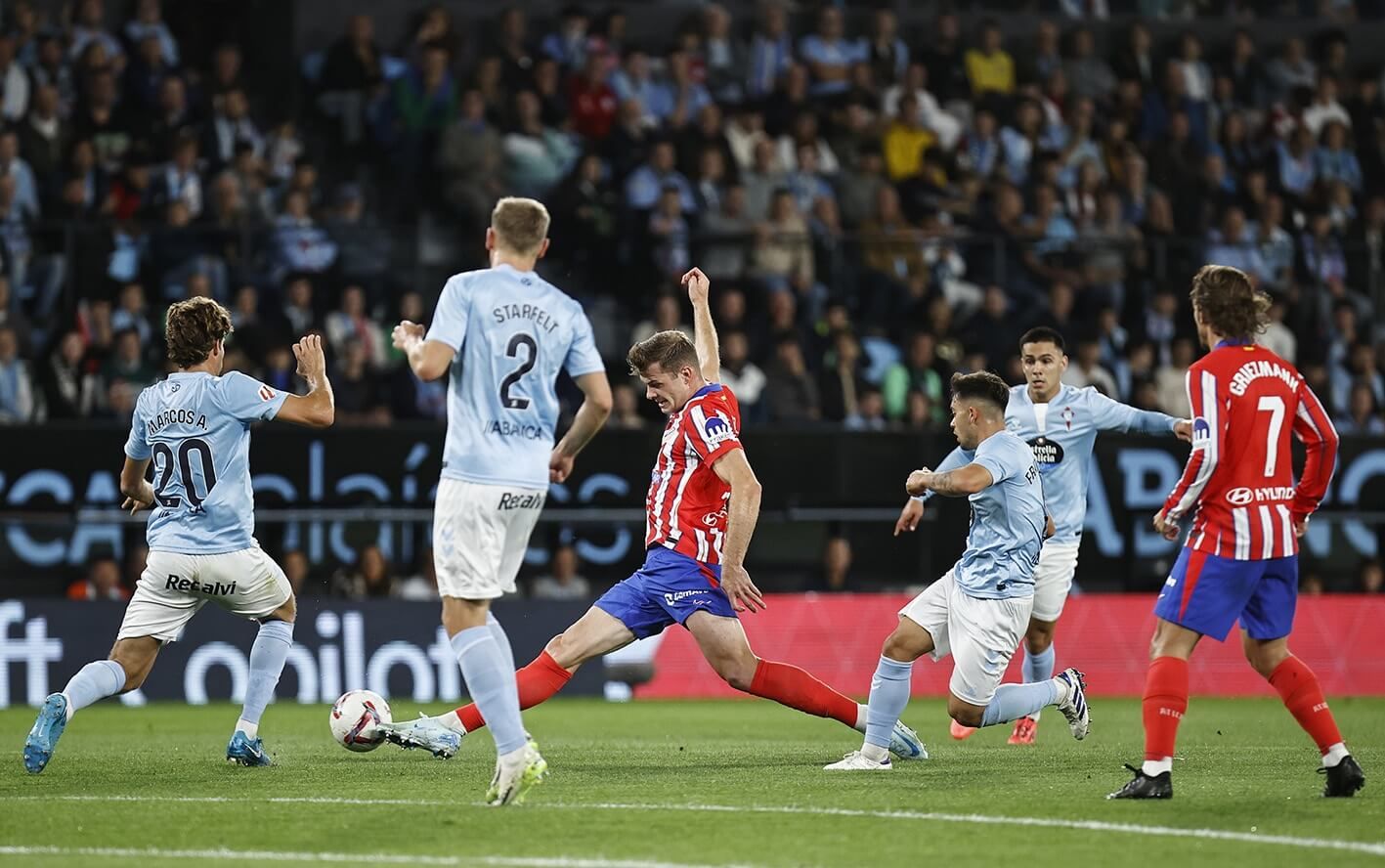  Sorloth, rodeado de rivales en el Celta-Atlético.