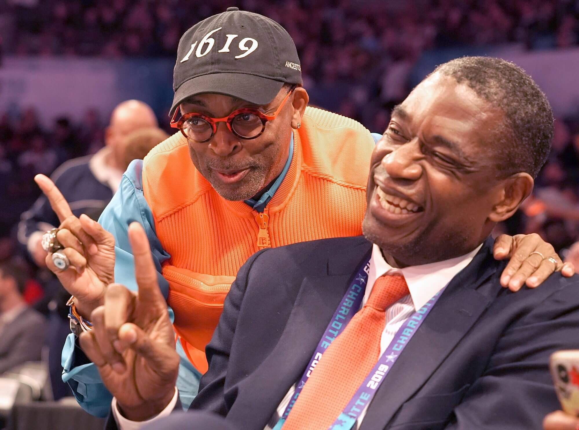  Spike Lee y Dikembe Mutombo posan durante un partido de los Knicks.