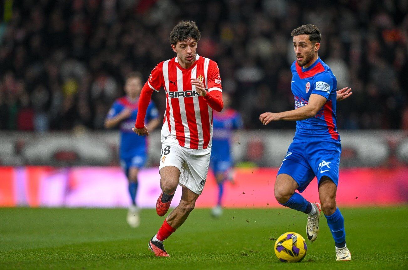 César Gelabert persigue un balón en el Sporting-Elche.