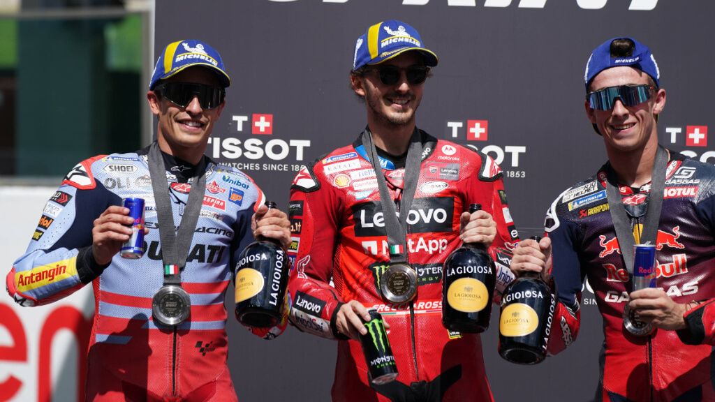 Marc Márquez, Pecco Bagnaia y Pedro Acosta, el podio de la sprint en Mugello.