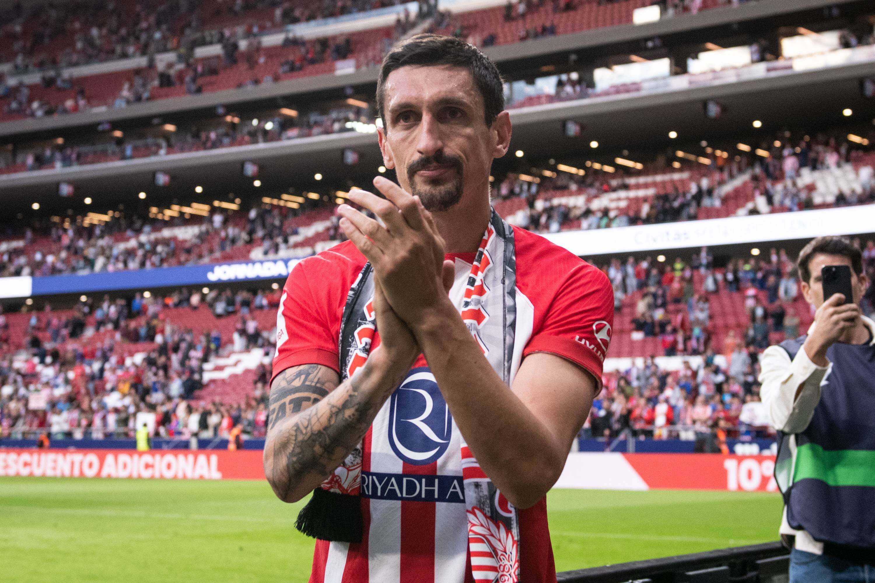  Stefan Savic se despide de la afición del Atlético de Madrid.