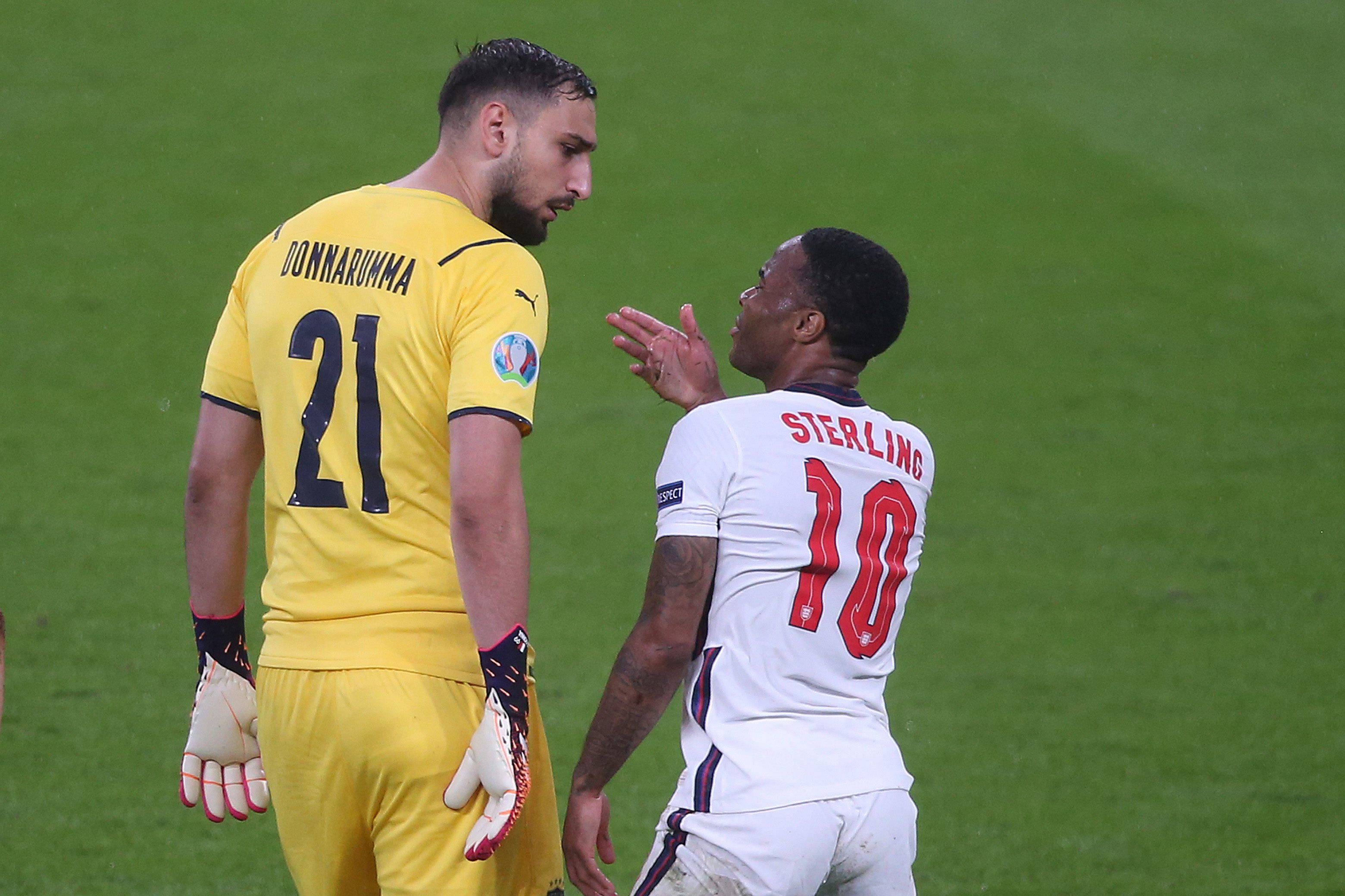  Sterling discute con Donnarumma.