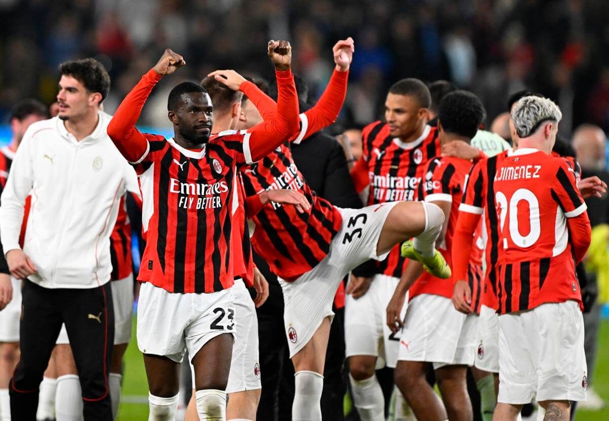  Los jugadores del Milan celebran la Supercopa de Italia ante el Inter.