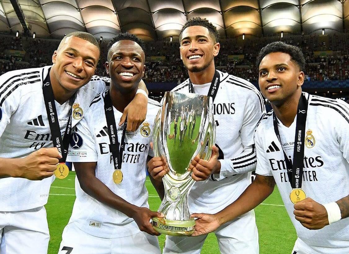  Mbappé, Vinícius, Bellingham y Rodrygo, con la Supercopa de Europa (FOTO: Cordón Press).
