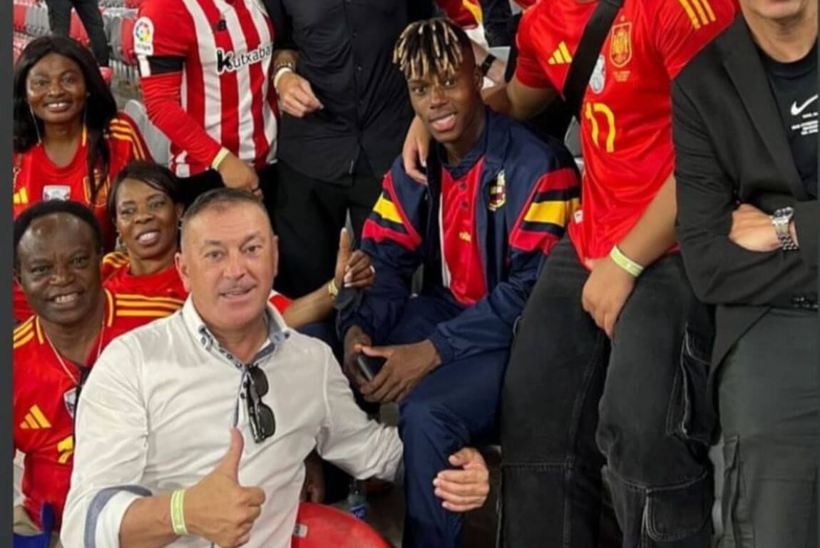  El agente navarro Félix Tainta y Nico Williams, con la familia del futbolista en la Eurocopa de Alemania 2024.