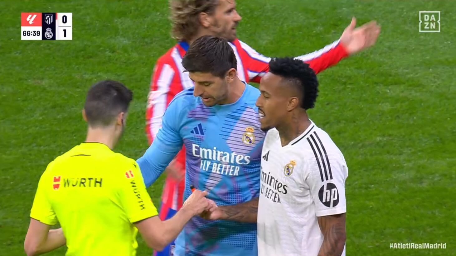  Thibaut Courtois da un objeto al árbitro durante el Atlético-Real Madrid