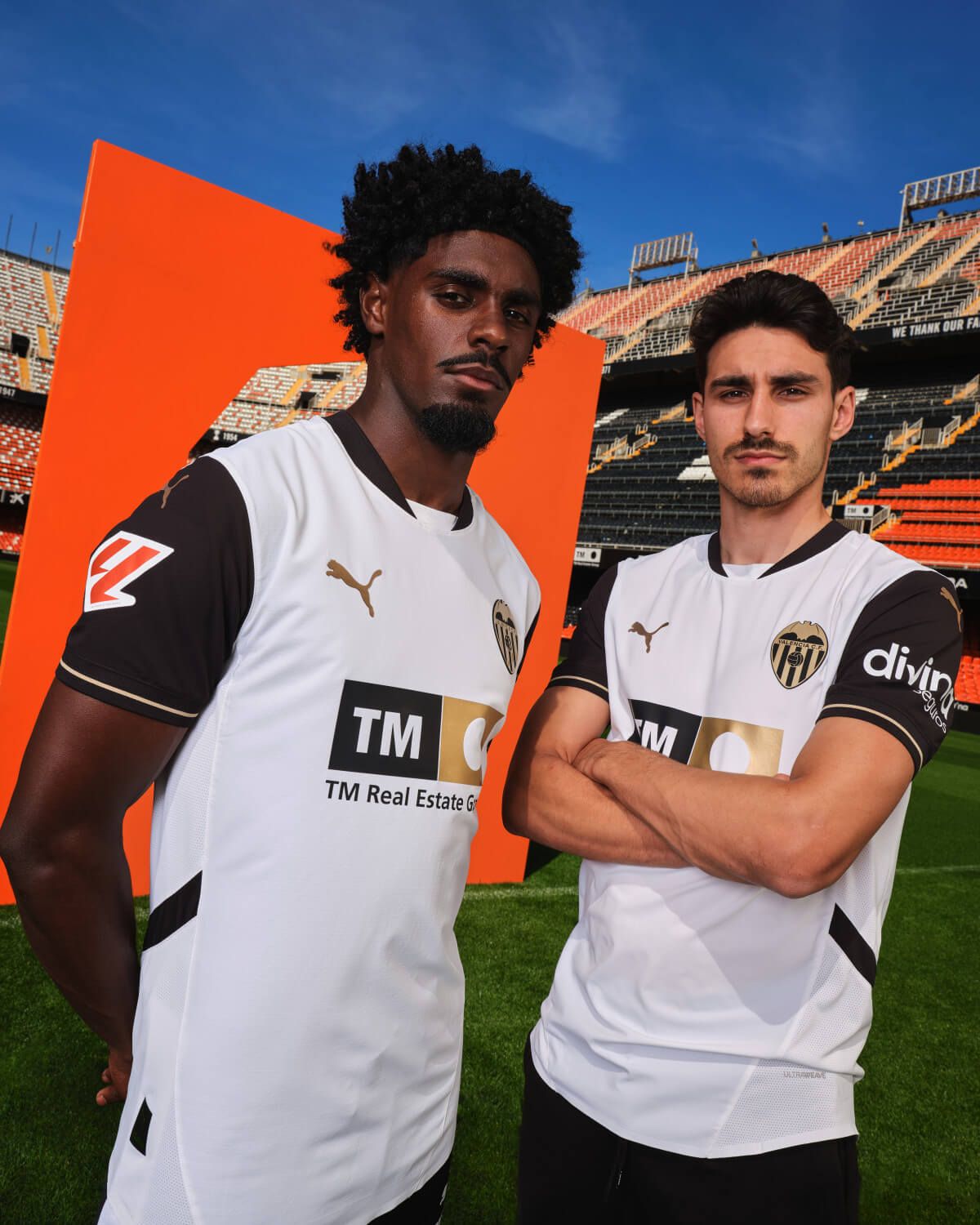 Thierry Correia y André Almeida, con la nueva camiseta.