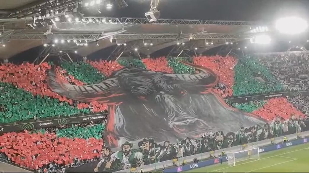  El tifo de los ultras del Legia antes del partido ante el Betis.