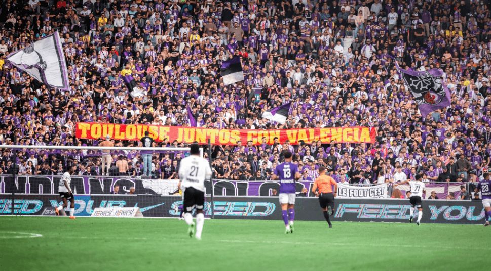  Pancarta de la afición del Toulouse a las víctimas de Valencia (FOTO: @ToulouseFC).