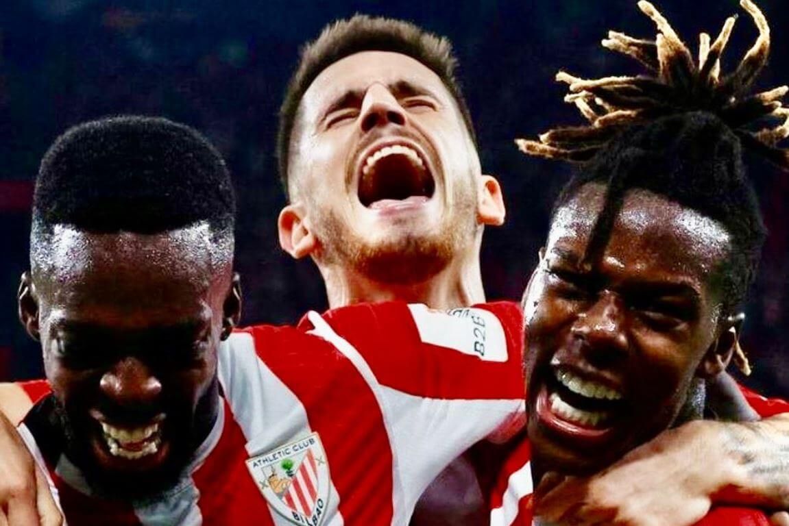  Oihan Sancet y los hermanos Iñaki y Nico Williams celebran un gol en San Mamés en la UEFA Europa League.