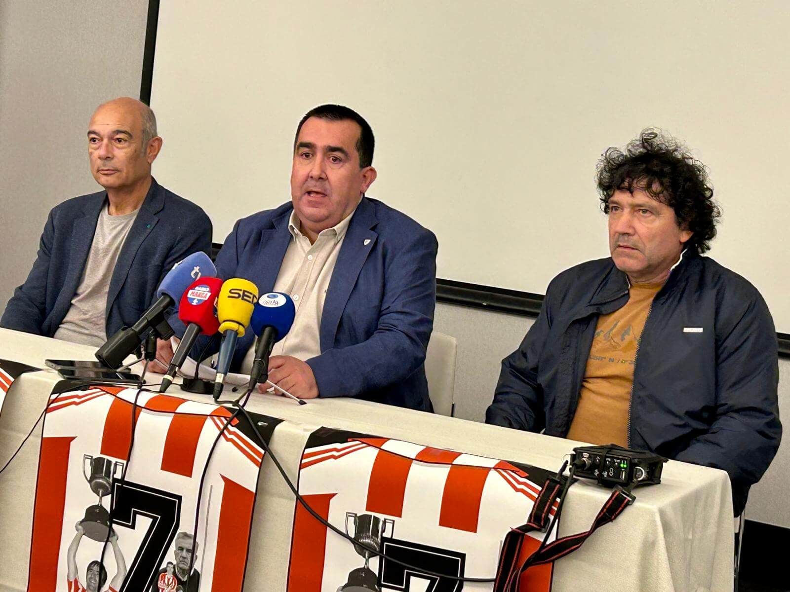 Patxi Bolaños, Iñigo Crespo e Ismael Urtubi, en la presentación del próximo Homenaje a Dani, leyenda del Athletic Club.