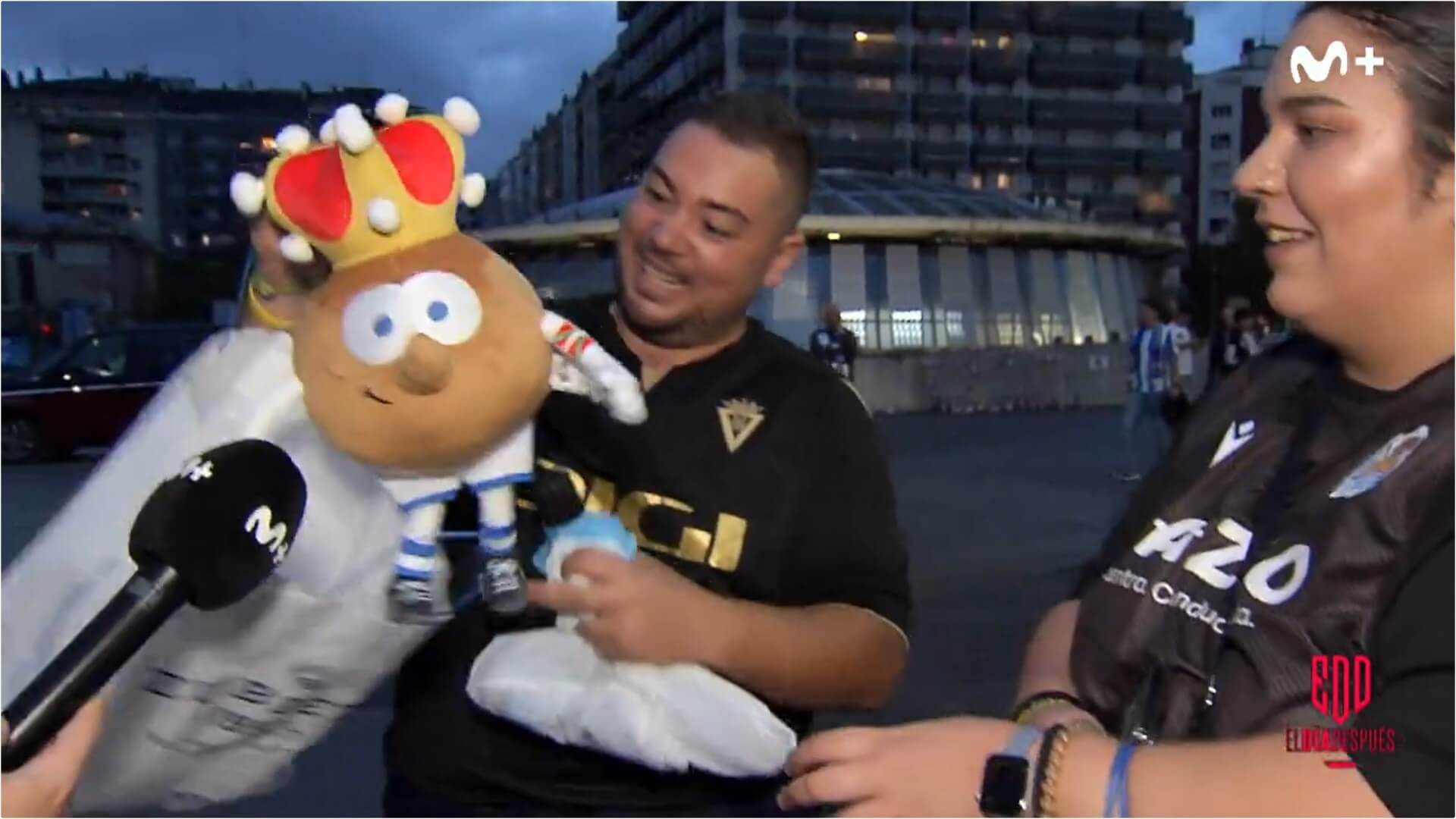  La pareja gaditana se llevó a Txurdin en su visita al Reale Arena (foto: Captura El Día Después)