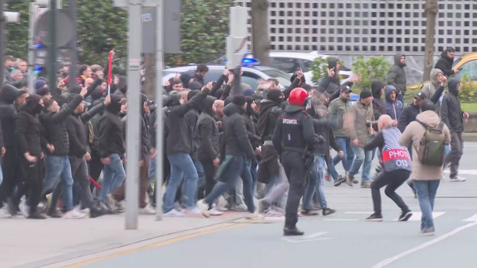 Los Ultras de la AS Roma provocan incidentes antes del Athletic - Roma.
