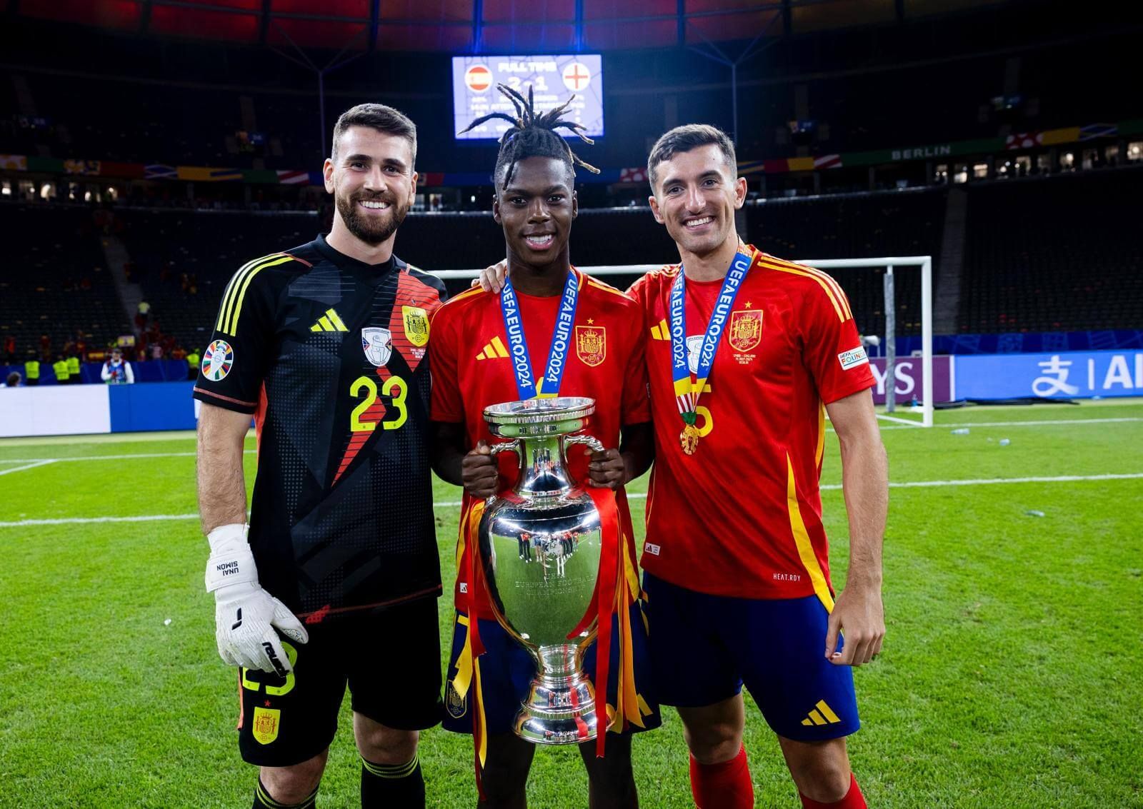 Unai Simón, Nico Williams y Dani Vivian con el trofeo de campeones de la Eurocopa de Alemania 2024.