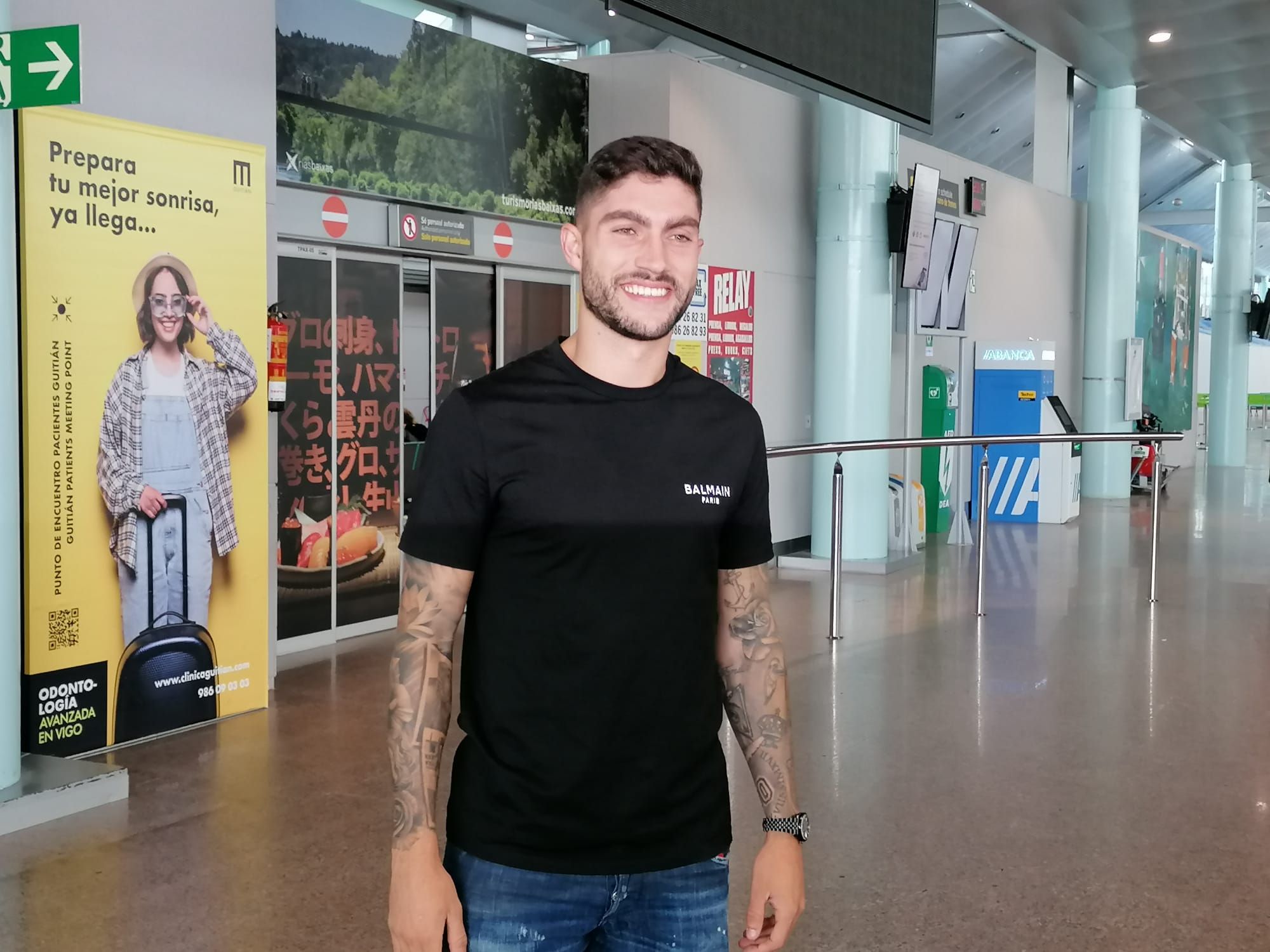  Unai Núñez en el aeropuerto de Vigo.