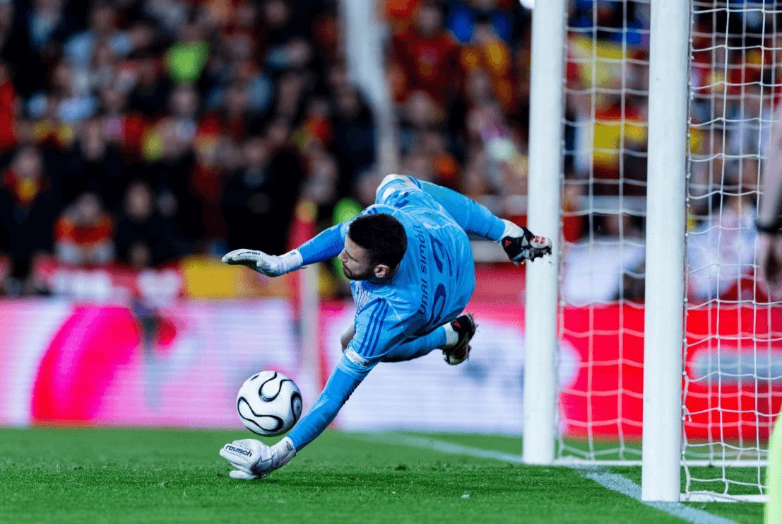  Unai Simón detiene un lanzamiento en la tanda de penaltis.